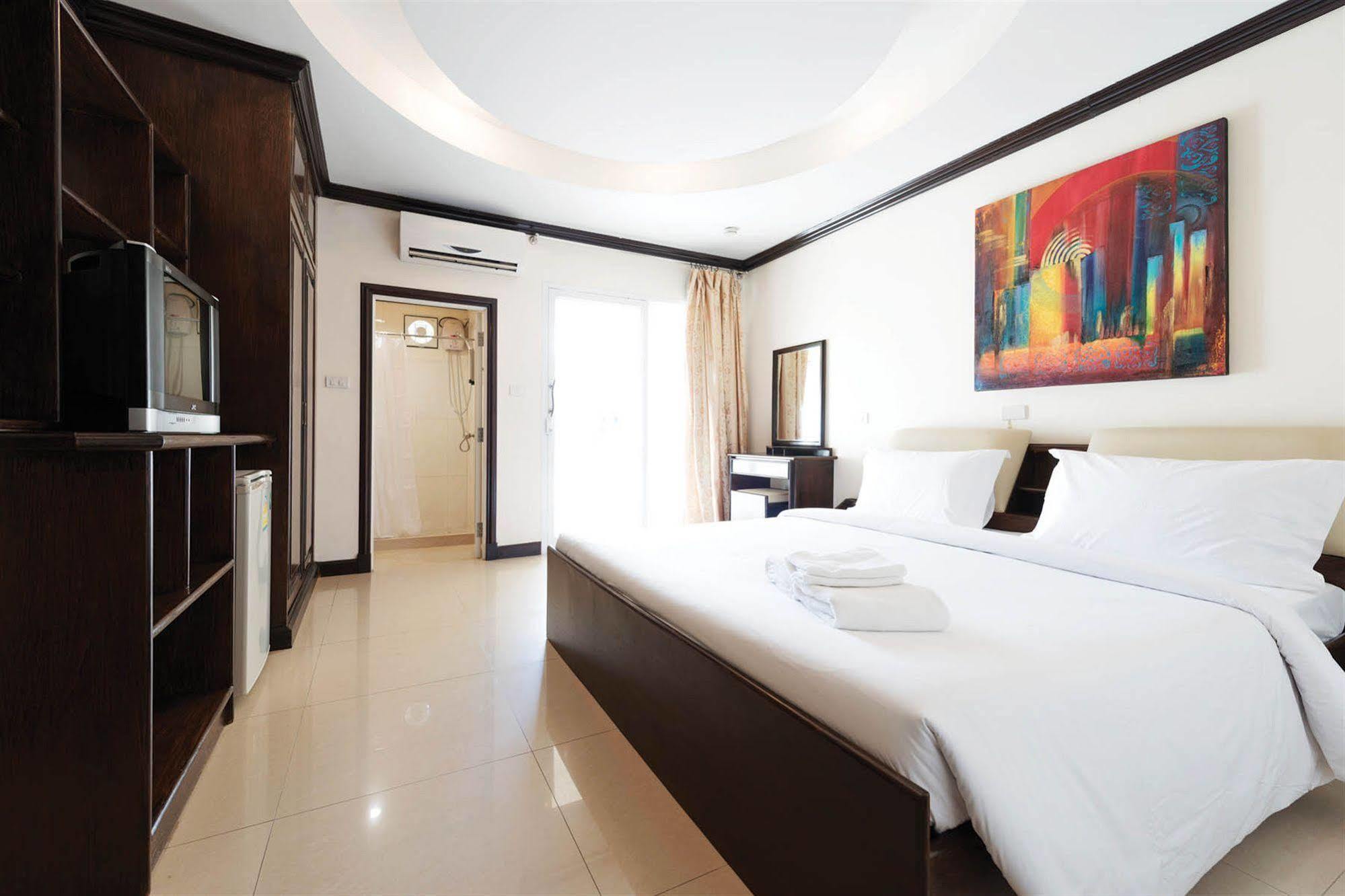 Safe House Hostel Patong Exterior photo
